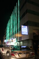 Fachada de la propiedad por la tarde o noche