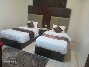 Cortinas blackout, insonorización, wifi gratis y ropa de cama 