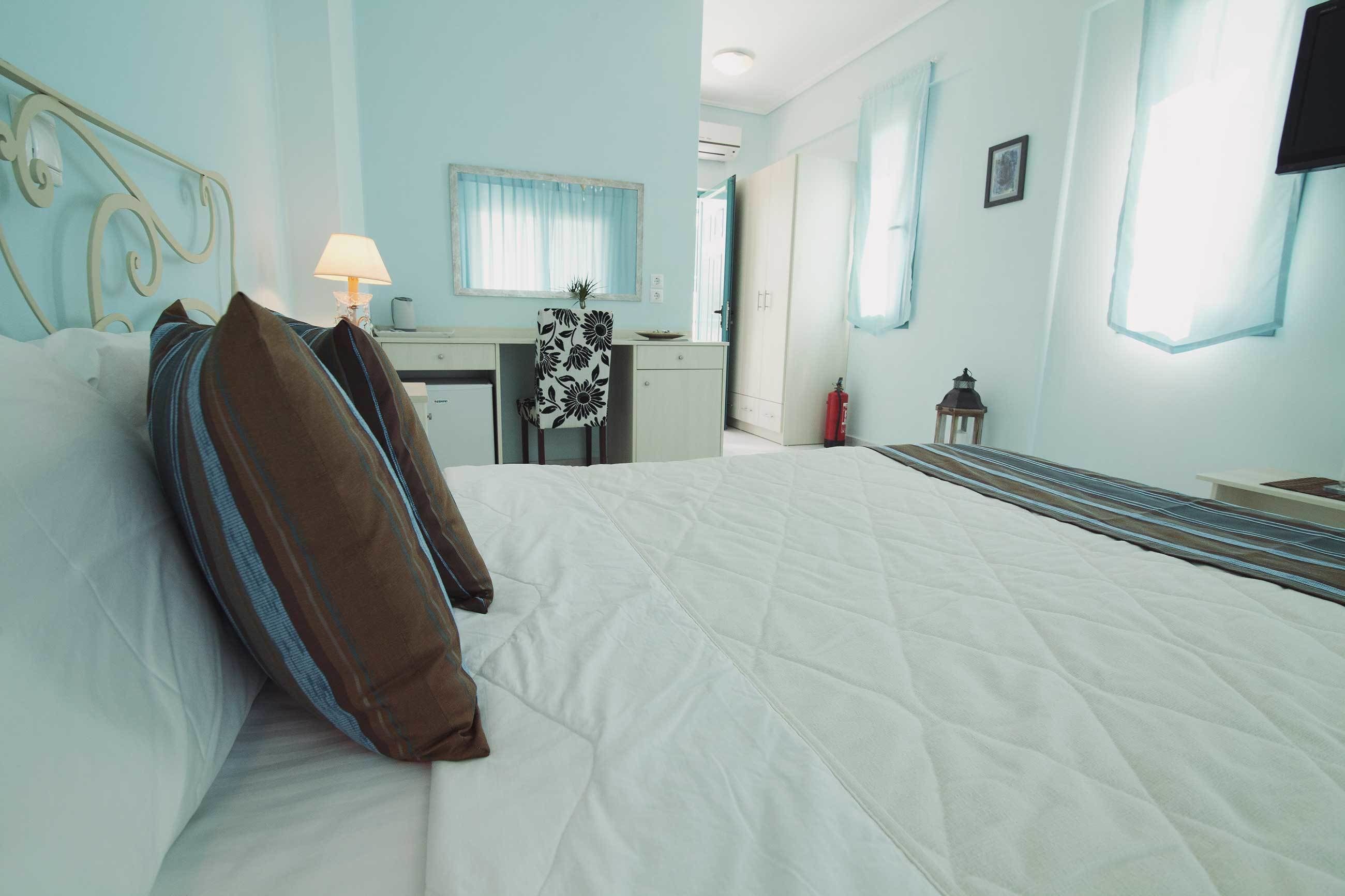 高档床上用品、客房内保险箱、办公桌、遮光窗帘