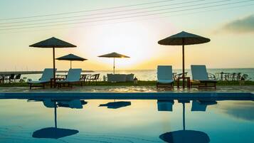 Een seizoensgebonden buitenzwembad en parasols bij het zwembad