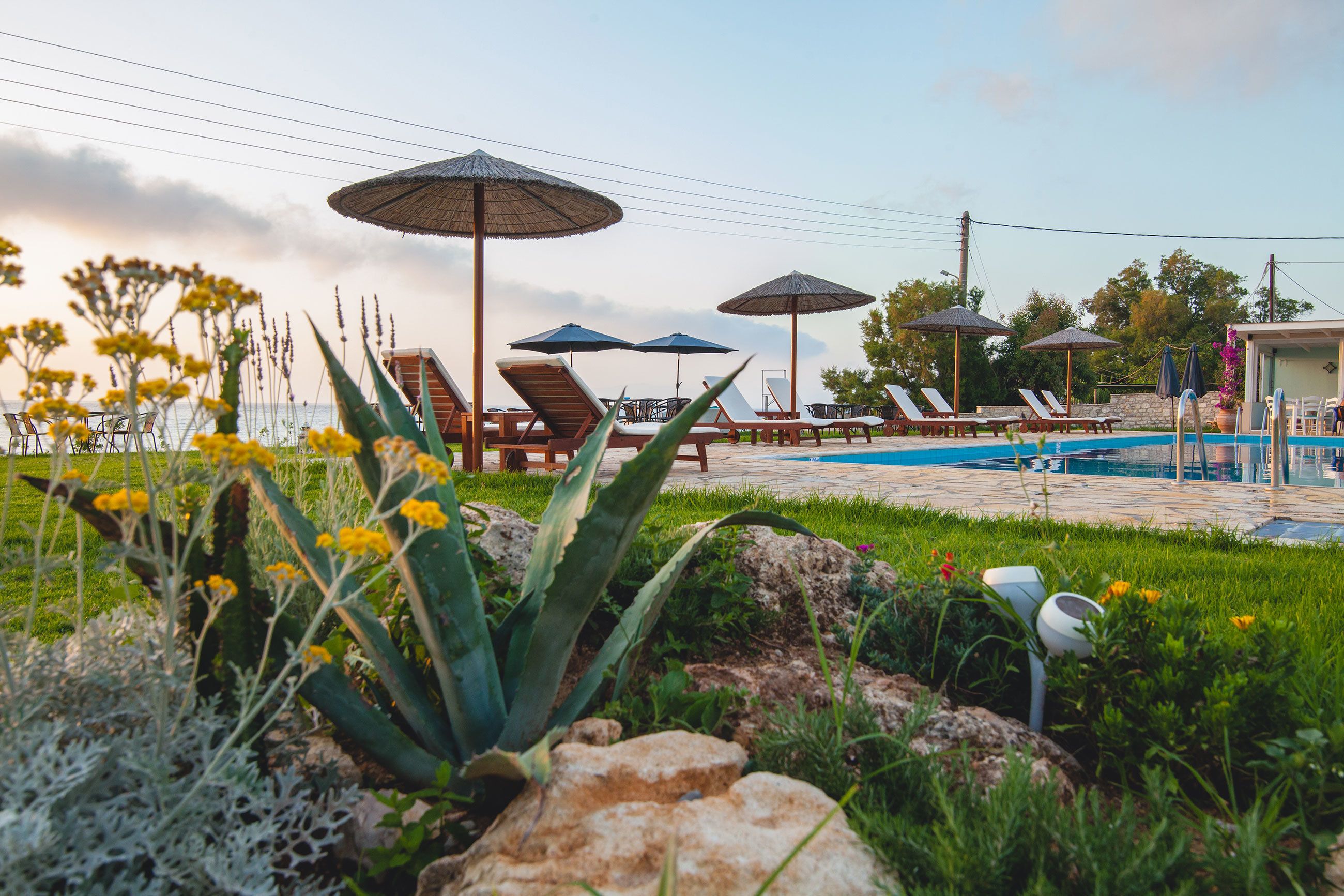 Kolam renang outdoor musiman, dengan payung kolam renang