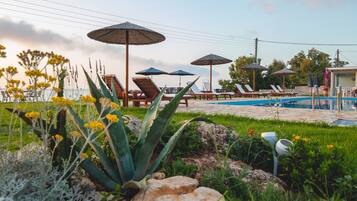 Kolam renang outdoor musiman, dengan payung kolam renang