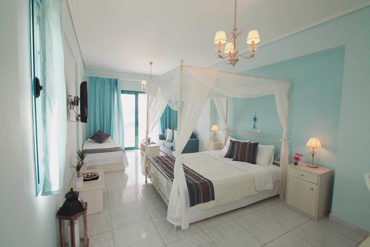 Premium bedding, in-room safe, desk, blackout drapes