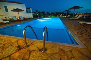 Außenpool (je nach Saison geöffnet), Sonnenschirme, Liegestühle