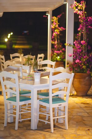 Outdoor dining - Kyparissia Blue (Trifylia)