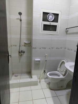 Shower, free toiletries, towels - Al Eairy Furnished Apartments Dammam 4 (Dammam)