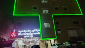 En byggnad med en neonreklamskylt för Al Eaily Serviced Apartments Co.