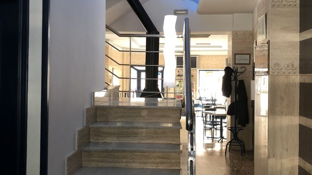 Un interior moderno con una escalera que conduce a un comedor.