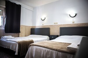 Habitación triple básica | Caja fuerte, sistema de insonorización, wifi gratis y ropa de cama