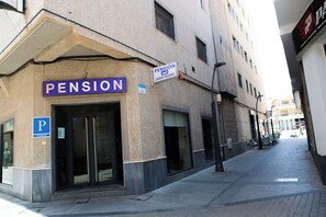 Vista frontal de la propiedad