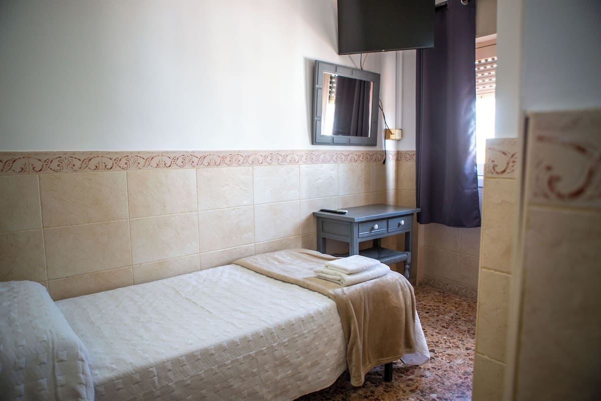 Single Room | In-room safe, desk, soundproofing, free WiFi