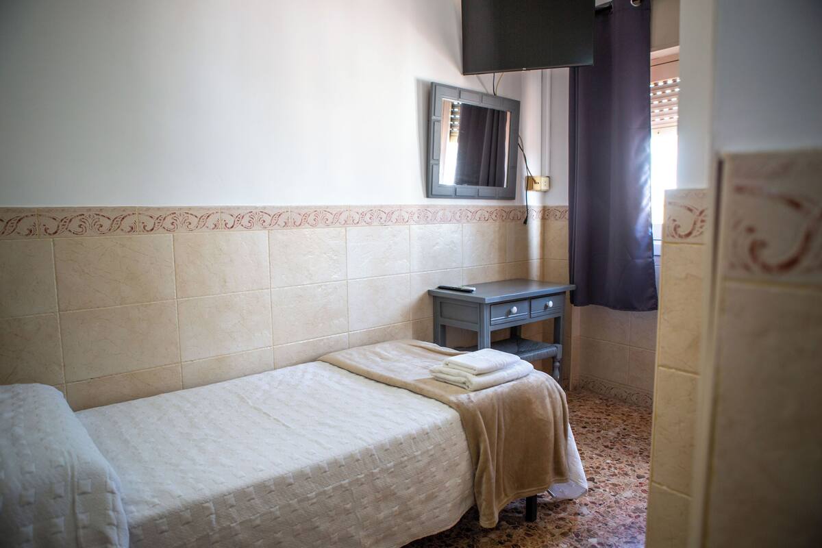 Single Room | In-room safe, soundproofing, free WiFi, bed sheets