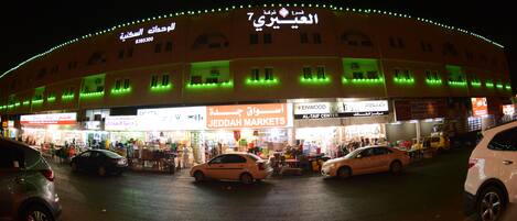 Mặt tiền nơi lưu trú - ban đêm