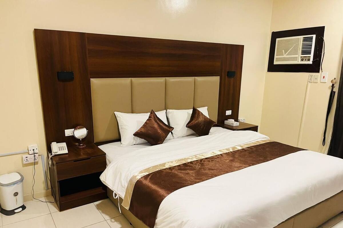 Cortinas opacas, sistema de insonorización, wifi gratis y ropa de cama