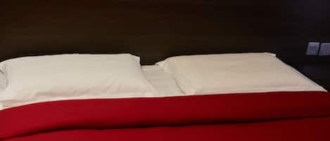 Safe på rommet, skrivebord og skrivebord for bærbar PC