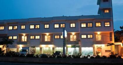 Axis Suites Hotel
