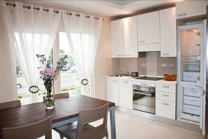 Appartement Exécutif, 1 chambre | Coin cuisine privé | Réfrigérateur, micro-ondes (sur demande), four, plaque de cuisson