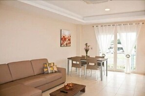 エグゼクティブ アパートメント 1 ベッドルーム | リビング エリア | 55 インチの薄型テレビ (衛星放送視聴可)、テレビ