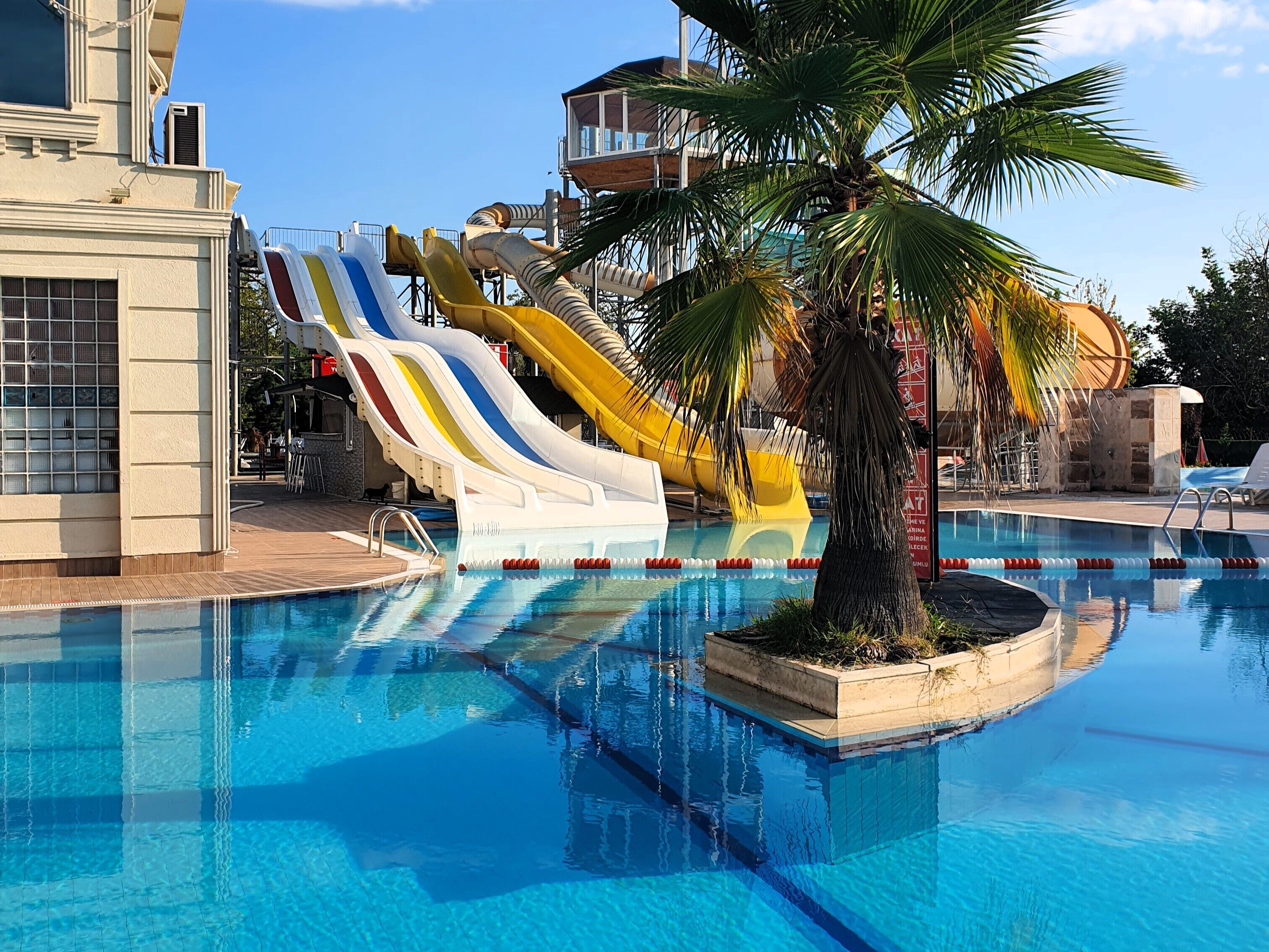 室内游泳池，季节性开放的室外游泳池，09:00 至 18:00 开放, 池畔遮阳伞, 日光浴躺椅