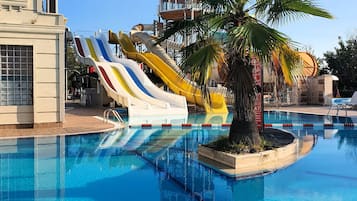 Una piscina techada, una piscina al aire libre de temporada, sombrillas