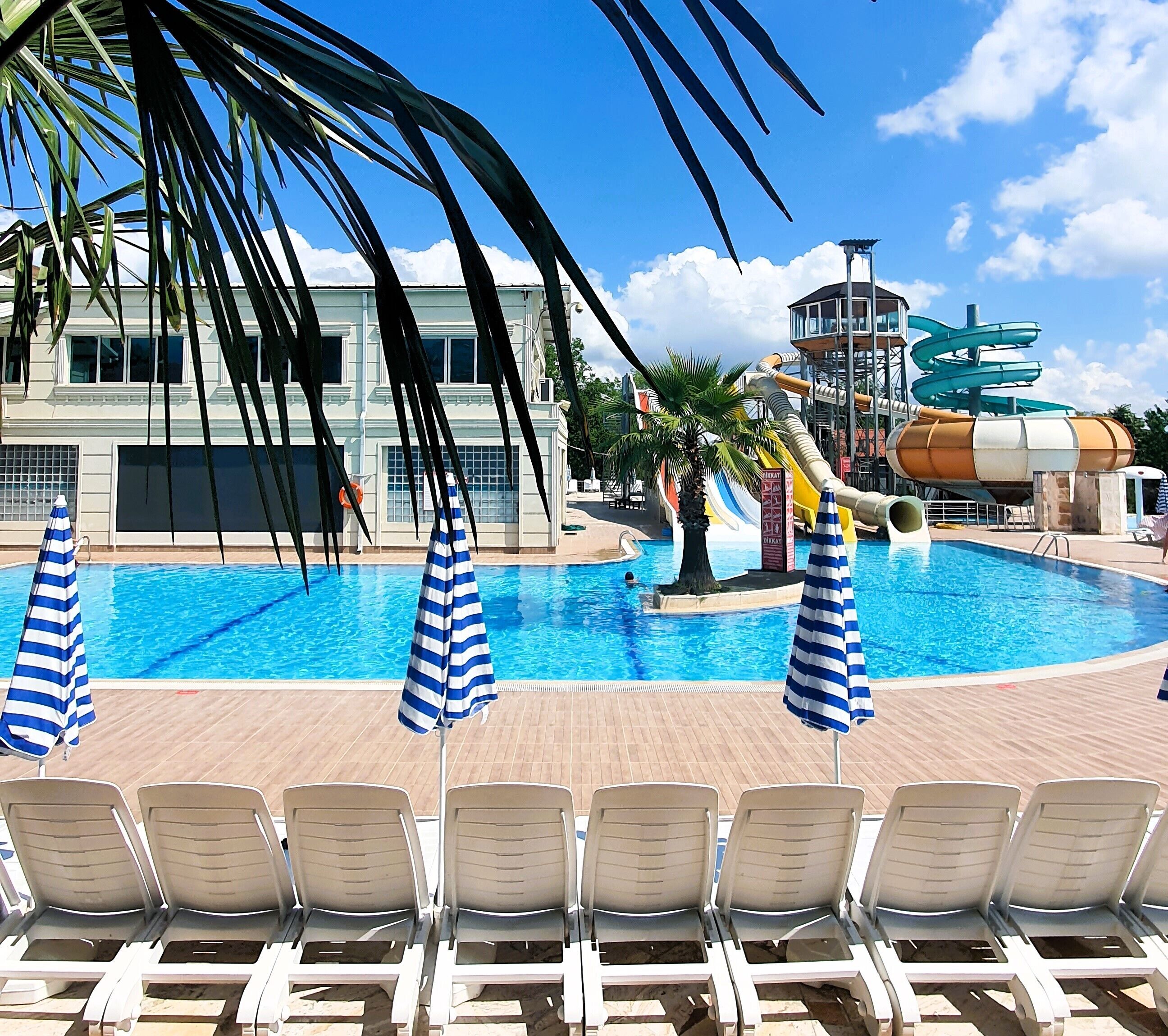 Piscina interna, piscina externa sazonal, guarda-sóis, espreguiçadeiras