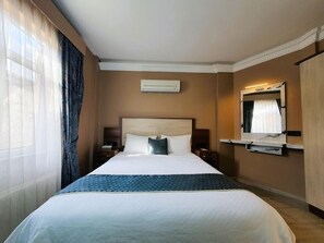 Junior suite | Luxe beddengoed, een minibar, individueel gedecoreerd
