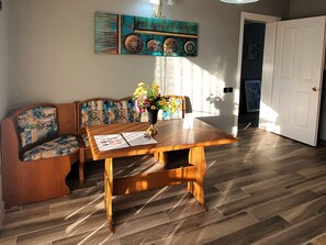 Superior suite | Luxe beddengoed, een minibar, individueel gedecoreerd