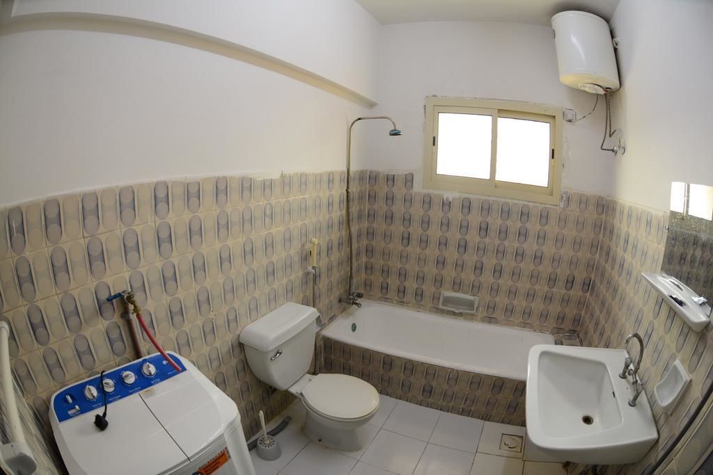 A bathroom with a toilet, bathtub, and sink.