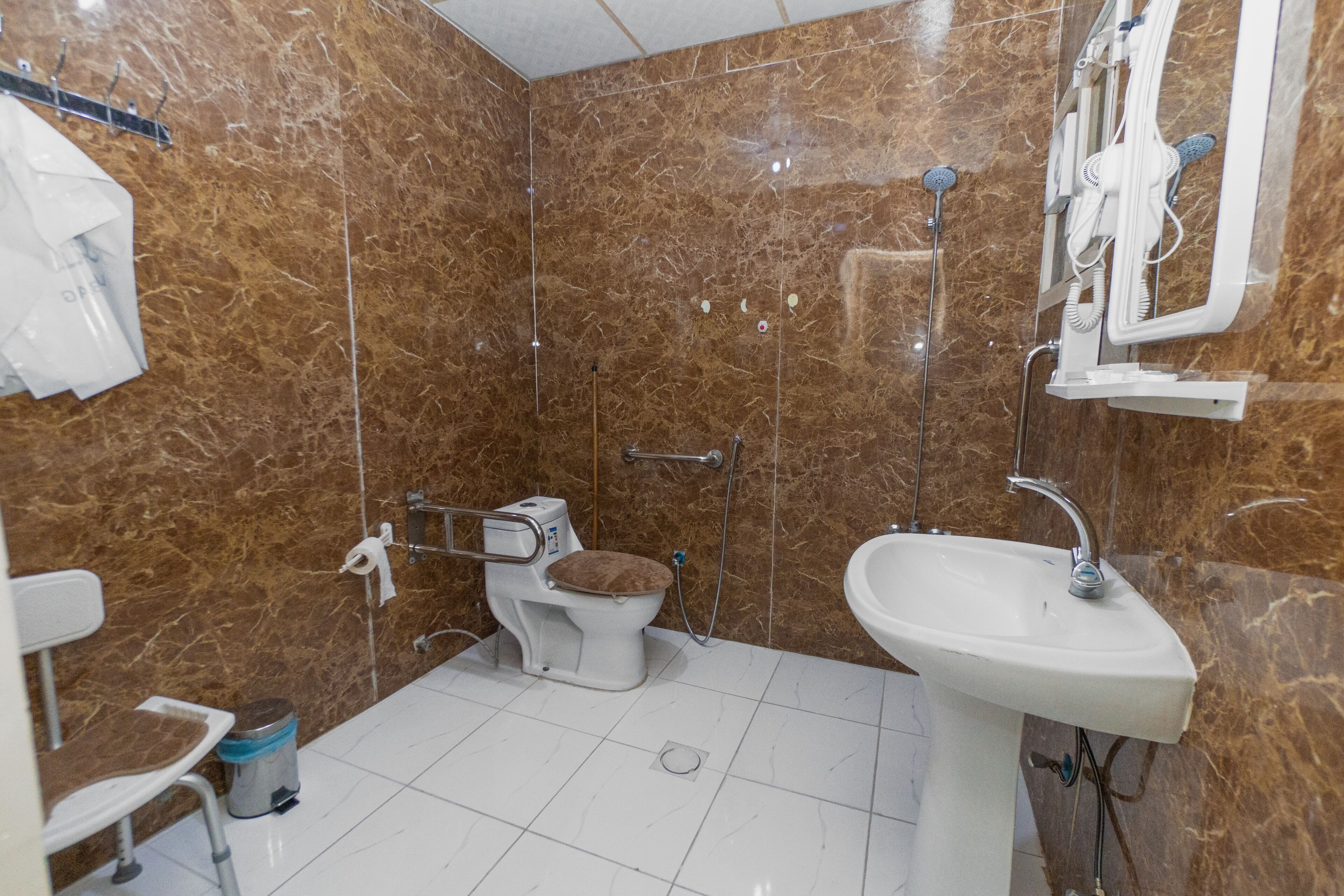 Apartment, 2 Bedrooms | Bathroom | Eco-friendly toiletries, bidet, towels, soap