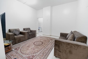 Appartement, 2 slaapkamers | Woonkamer | Een 32-inch lcd-televisie met satellietzenders