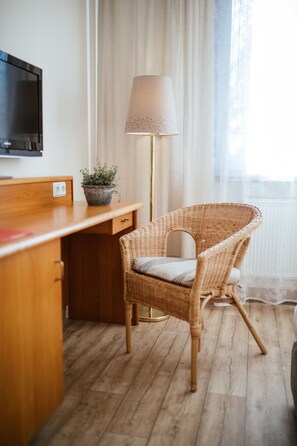 Kahden hengen perushuone (yksi tai kaksi sänkyä) | Tallelokero huoneessa, työpöytä, pimennysverhot, silitysrauta/-lauta
