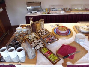 Breakfast buffet - Hotel Rosenstadt Forst (Forst)