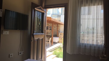 Standard Tek Büyük Yataklı Oda | Oturma alanı | LCD televizyon, şömine