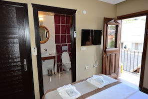 Quarto casal standard | Cofres nos quartos, Wi-Fi de cortesia, roupa de cama