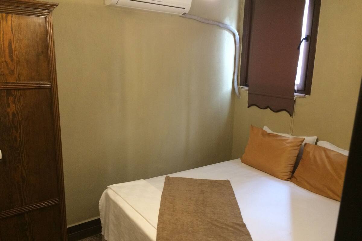 Economy Double Room (Semibasement) | In-room safe, desk, laptop workspace, WiFi (free)