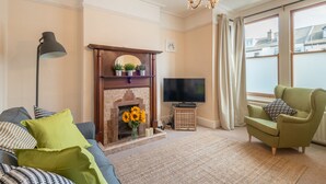 Flat-screen TV, pay movies - Homely Luxury House (Cambridge)