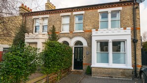 Property entrance - Homely Luxury House (Cambridge)