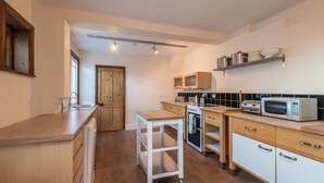 Grand House, 4 Bedrooms | Private kitchen | Fridge, microwave, oven, stovetop - Homely Luxury House (Cambridge)