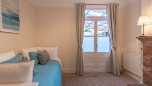 Flat-screen TV, pay movies - Homely Luxury House (Cambridge)