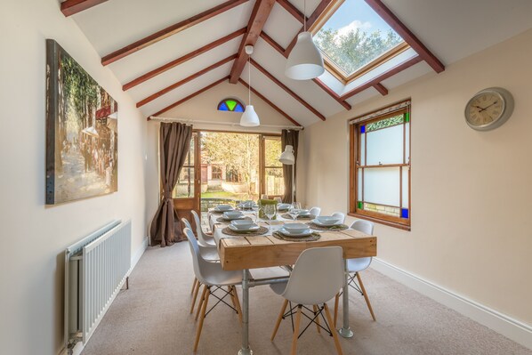 Living area - Homely Luxury House (Cambridge)