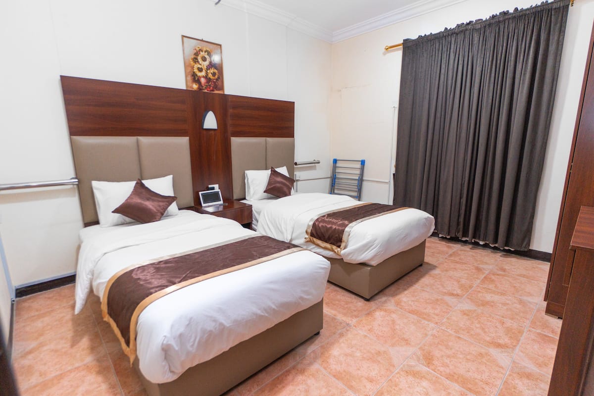 Apartment, 2 Bedrooms | Tilam berlapik, peti besi dalam bilik, langsir/tirai gelap terus