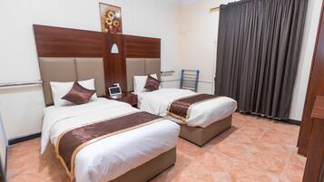 Apartment, 2 Bedrooms | Tilam berlapik, peti besi dalam bilik, langsir/tirai gelap terus
