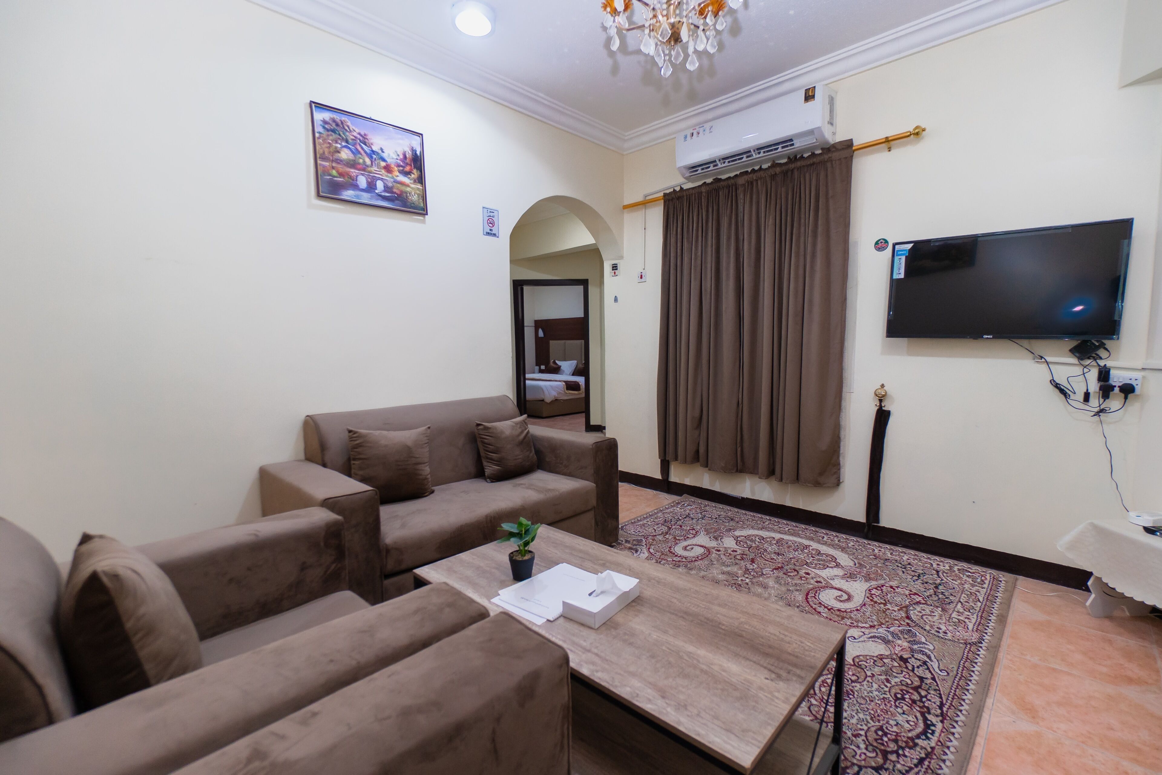 Departamento, 2 habitaciones | Sala de estar | Televisión LCD de 32 pulgadas con canales vía satélite 