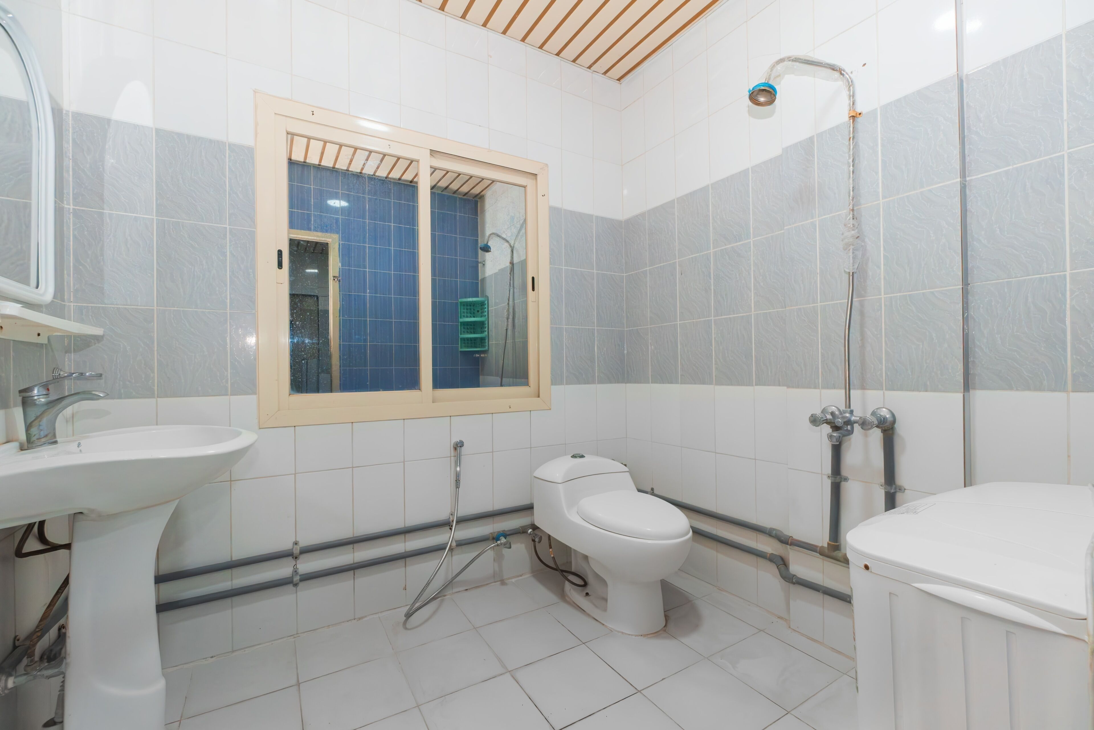 Chambre Double | Salle de bain | Articles de toilette écologiques, chaussons, bidet, serviettes fournies
