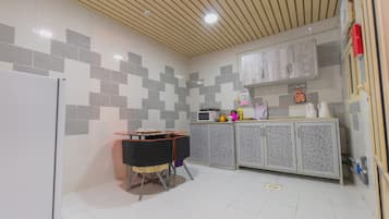 Apartment, 2 Bedrooms | Private kitchenette | Fridge, oven, stovetop, eco-friendly cleaning products