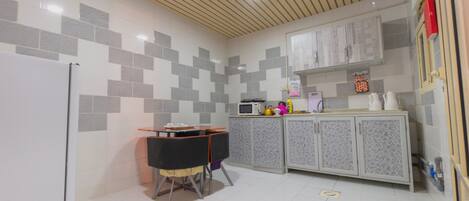Appartement, 2 chambres | Cuisinette privée | Réfrigérateur, un four, surface de cuisson