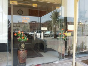 Vista frontal de la propiedad