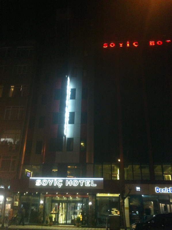 Fassade der Unterkunft – Abend/Nacht