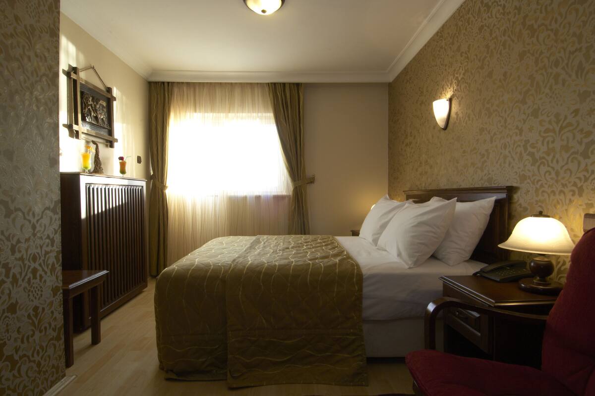 Business Suite | Bar mini, peti besi dalam bilik, meja, seterika/papan seterika 