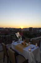 Se sirven desayunos, almuerzos y cenas; cocina turca